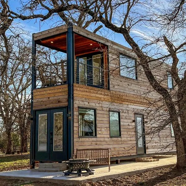 NEW The Flagship 2 Story Container Home，位于韦科的酒店