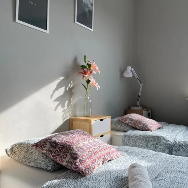 Szumi Las Bed & Breakfast，位于Wiązowna的酒店