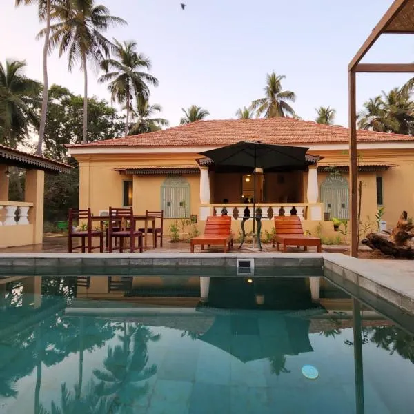 Caju Grove - The Big Yellow Goan House，位于Guirim的酒店