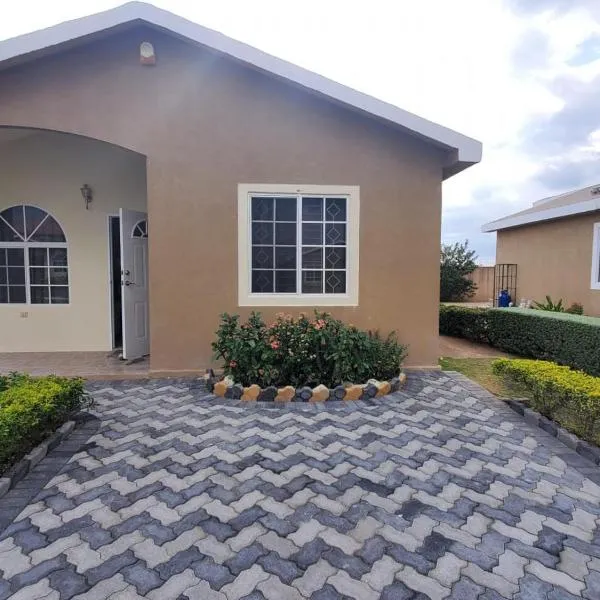 Charming 2-Bed House in Portmore gated community，位于波特莫尔的酒店