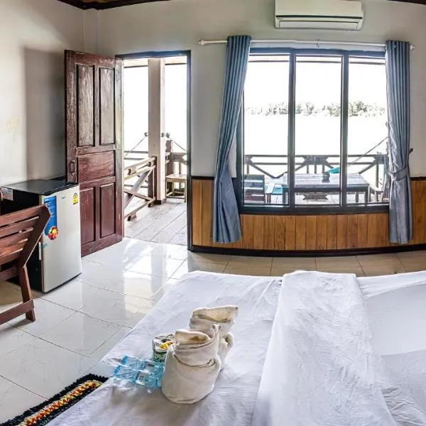 DON DET Souksan Sunset Guesthouse and The Xisland Riverview Studio，位于Ban Donsôm Tai的酒店