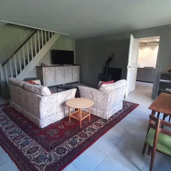 Beautiful, luxurious and ideally situated cottage，位于Criteuil-la-Magdeleine的酒店