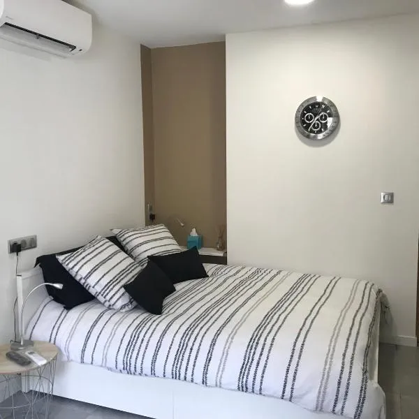 Studette de 17m2 avec parking privé gratuit Climatisation et petite cuisine，位于博索莱伊的酒店