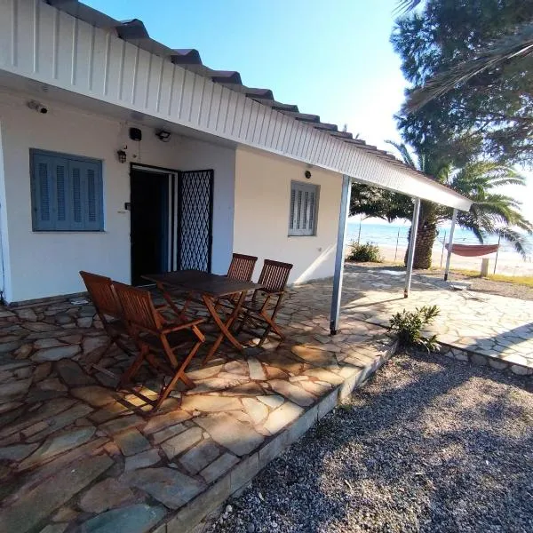 a front beach cottage in a protected area，位于Lakkópetra的酒店