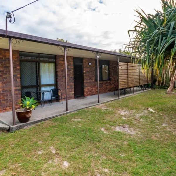 Pet friendly lowset home with room for a boat, Wattle Ave, Bongaree，位于贝尔拉拉的酒店