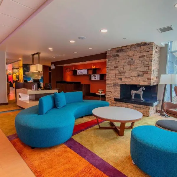 Fairfield Inn & Suites by Marriott Atlanta Woodstock，位于Holly Springs的酒店