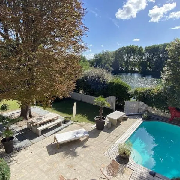 Belle demeure avec piscine, vue et accès direct à la Seine, très proche de Paris，位于塞纳河畔卡里耶尔的酒店