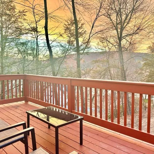 Chic Chalet River Views & Access，位于Montague的酒店