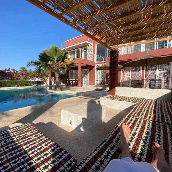 Villa avec piscine entre plage et Siné Saloum，位于Saloum Delta的酒店