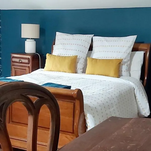 Sharecroppers Cottage with Swimming Pool，位于Pagéas的酒店