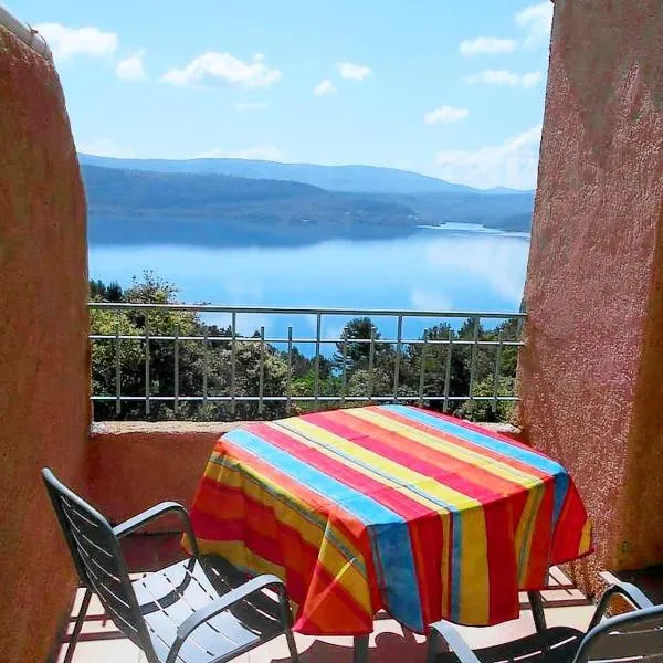 Appartement d'une chambre avec vue sur le lac terrasse amenagee et wifi a Sainte Croix du Verdon a 2 km de la plage，位于韦尔东的圣克鲁瓦的酒店