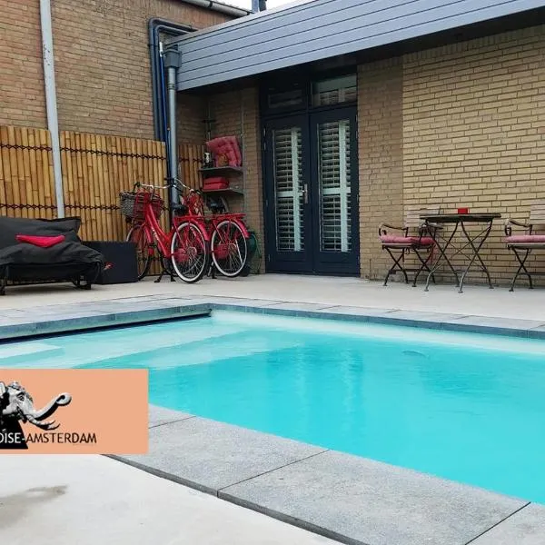 Paradise Amsterdam bungalow of 80 m2 with private pool - All inclusive, breakfast, parking, use of bikes, tourist tax and much more，位于艾默伊登的酒店