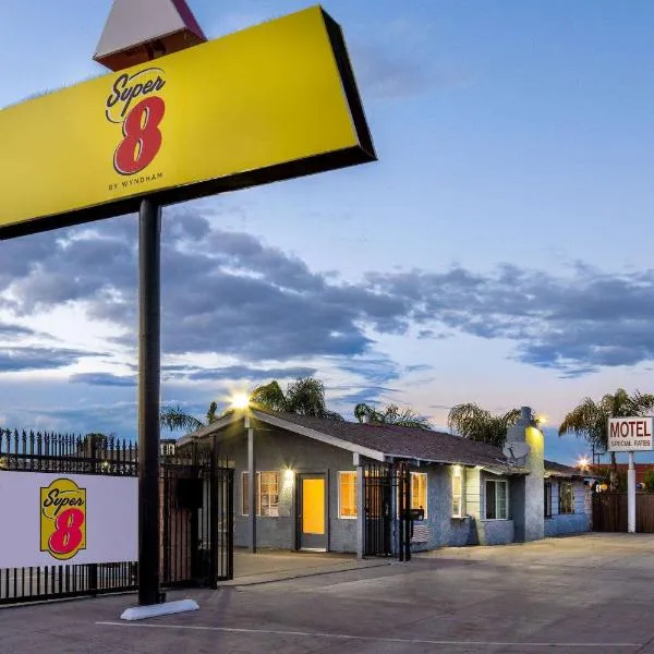 Super 8 by Wyndham Bakersfield CA，位于梅费尔的酒店