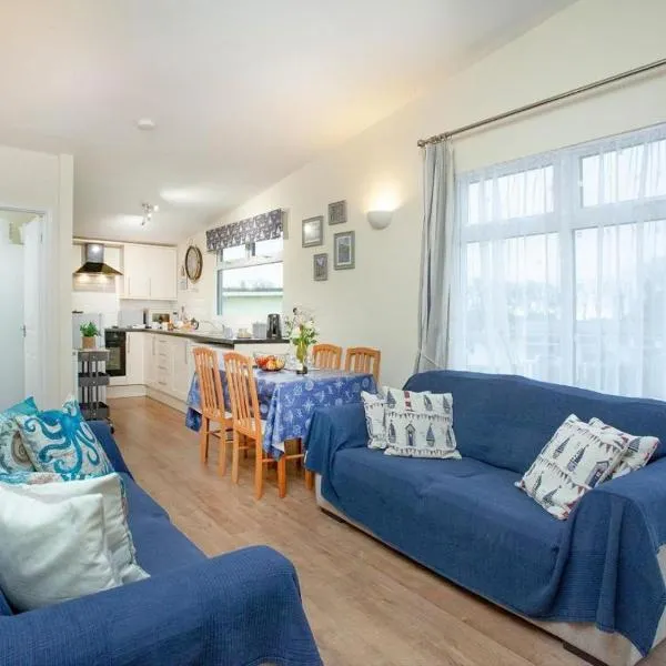 Sunnydaze-detached chalet with 2 bedrooms and 2 bathrooms and private parking outside door，位于达特茅斯的酒店