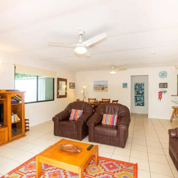 Allamanda Cottage - close to beach - pet friendly，位于Amity Point的酒店