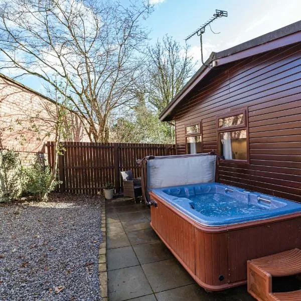 Bluebell Lodge 24 with Hot Tub，位于牛顿斯图尔特的酒店