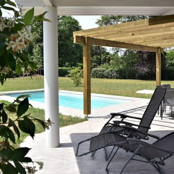 Calm house, swimming pool and garden，位于Bénesse-Maremne的酒店