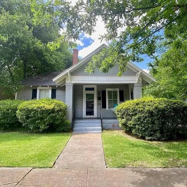 Charming and cozy home by a Historic District，位于哥伦布的酒店