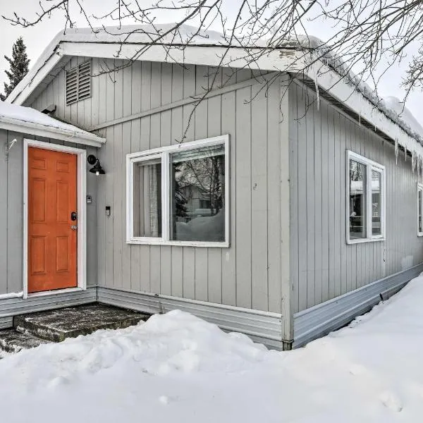 Anchorage Home, Minutes From Downtown!，位于Eagle River的酒店