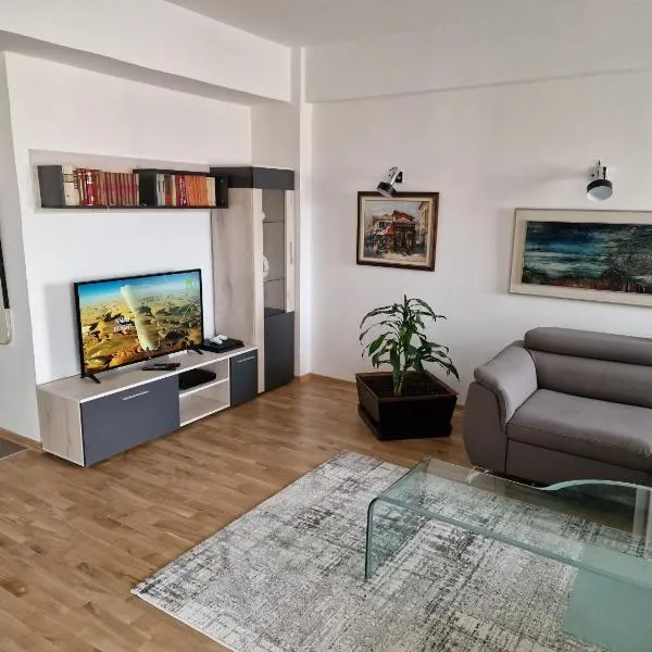 Fabulous family apartment, Beverly Hills Mall area，位于斯科普里的酒店