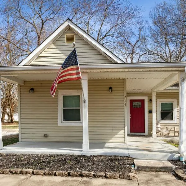 Chestnut St 3 Bedroom House in Historic Loveland，位于拉夫兰的酒店