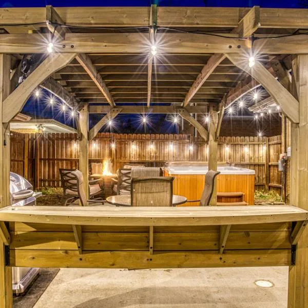 Modern Beach Bungalow, Firepit, Foosball, Hot tub, IN Dunes Natl Park，位于Miller的酒店