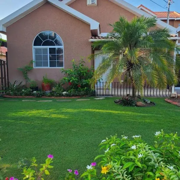 Caribbean Estates, 10 mins from the Beach, Beautiful Gated Community，位于Ellis Caymanas的酒店