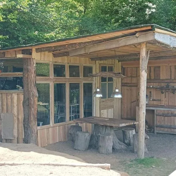 Cabane aux papillons，位于Saint-Éloy-les-Tuileries的酒店