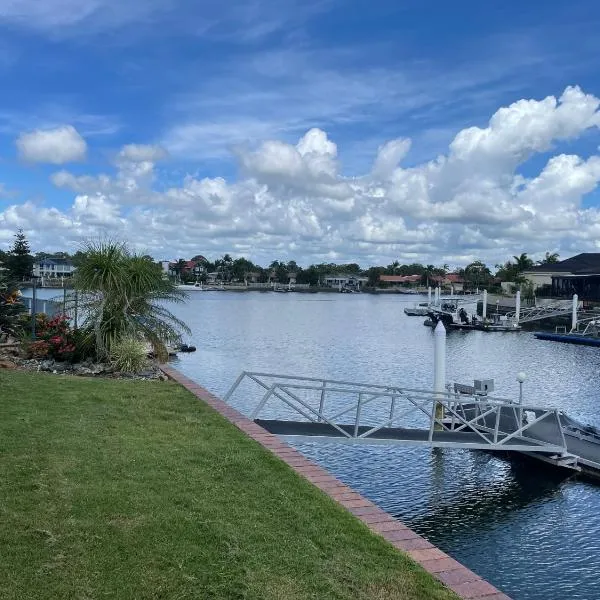 SPECTACULAR WATERFRONT Canal Home, BRIBIE ISLAND，位于Banksia Beach的酒店