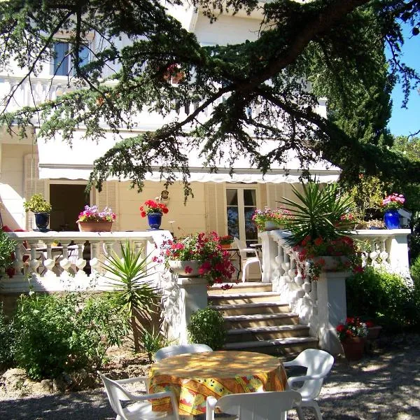 勒特姆特酒店和一室公寓，位于La Rouviere的酒店