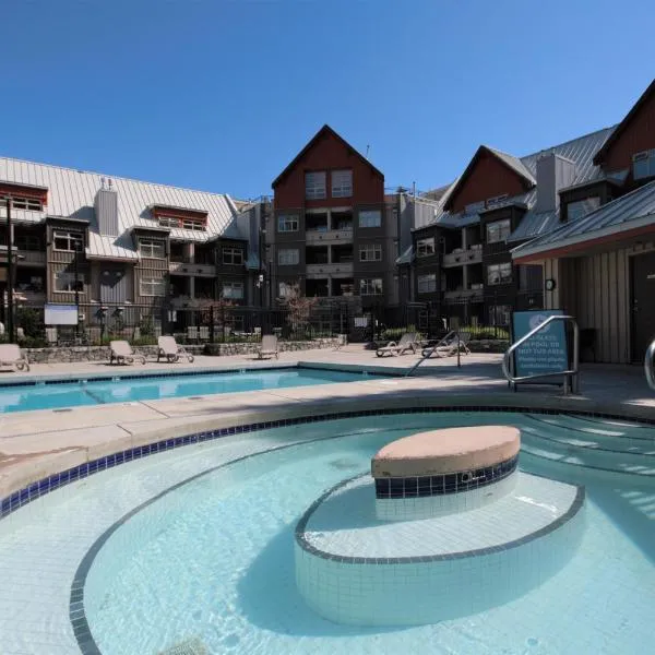Cozy 1BR, steps from Creekside Gondola by Harmony Whistler Vacations，位于惠斯勒的酒店