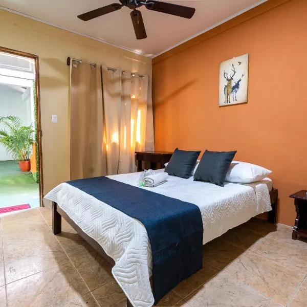 El Cocobolo Food&Rest Room 6 Bed and Breakfast WiFi AC Pkg gratis，位于Pital的酒店