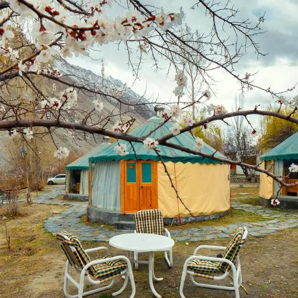 Roomy Yurts, Gulmit Hunza，位于Chamangul的酒店