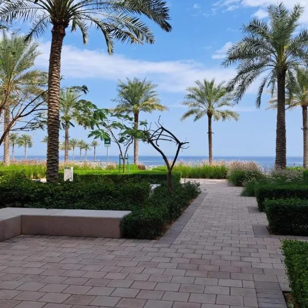 Two Bedrooms Apartment at Address Residence Fujairah，位于Sharm的酒店