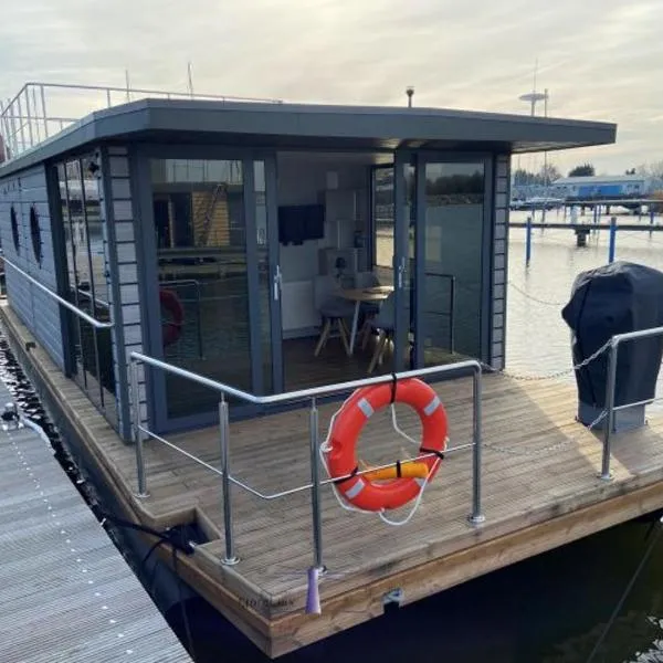 Hausboot Fjord Vela mit Biosauna in Barth，位于施特拉尔松德的酒店