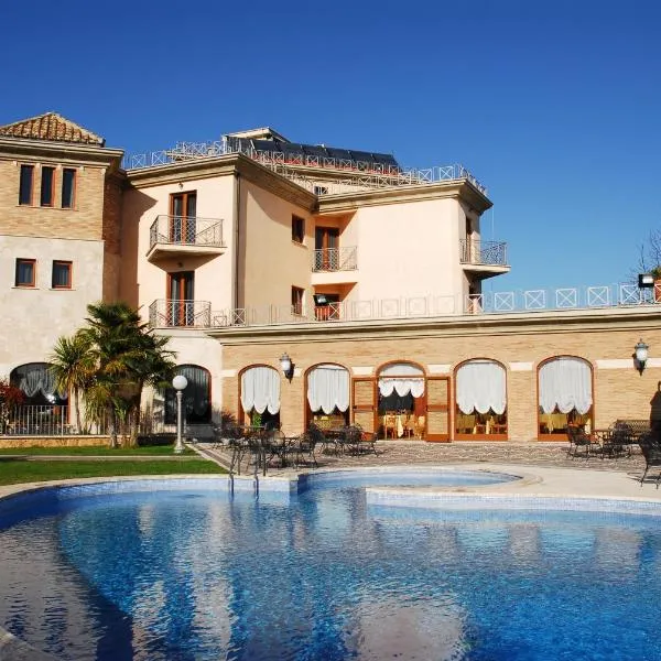 英佩拉托尔阿德里亚诺公园酒店，位于Castel Madama的酒店