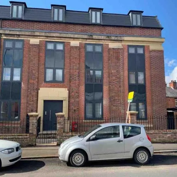 Newly built 2 bed flat in the heart of Leek，位于利克的酒店