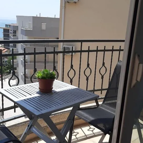 Comfort Zone - one bedroom condo with the sea view，位于贝西奇的酒店