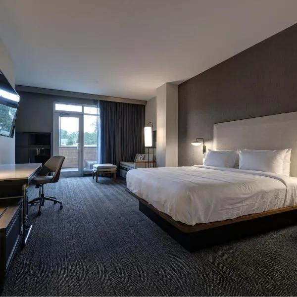 Courtyard by Marriott Iowa City University Heights，位于Kalona的酒店