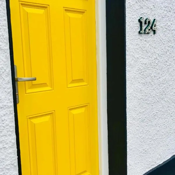 The Yellow Door，位于Knockeen Cross Roads的酒店