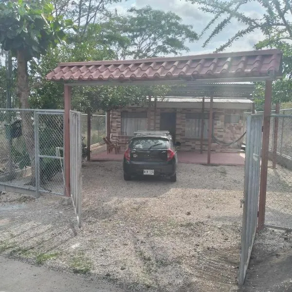 Casa Hidalgo cerca de playa Carrillo，位于La Javilla的酒店