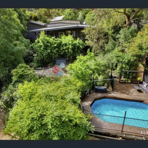 Resort-style 4 bdrm home w pool, spa & billiards!，位于Kangaroo Ground的酒店