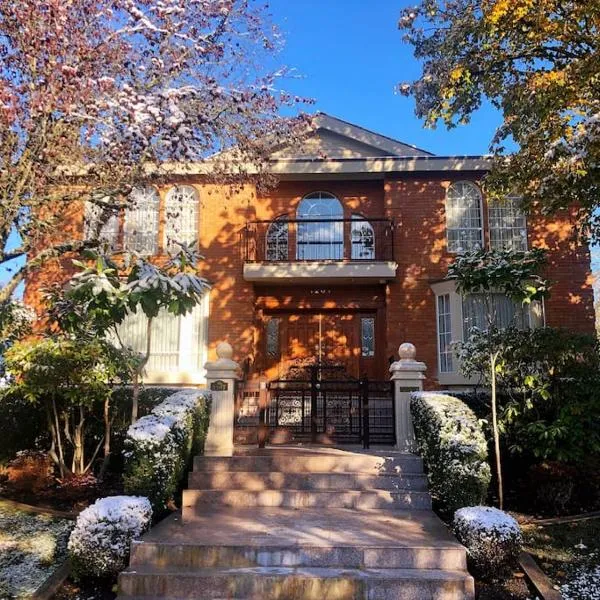 Super Cosy 8Bed & 6Bath in Vancouver heart near to airport and DownTown，位于温哥华的酒店