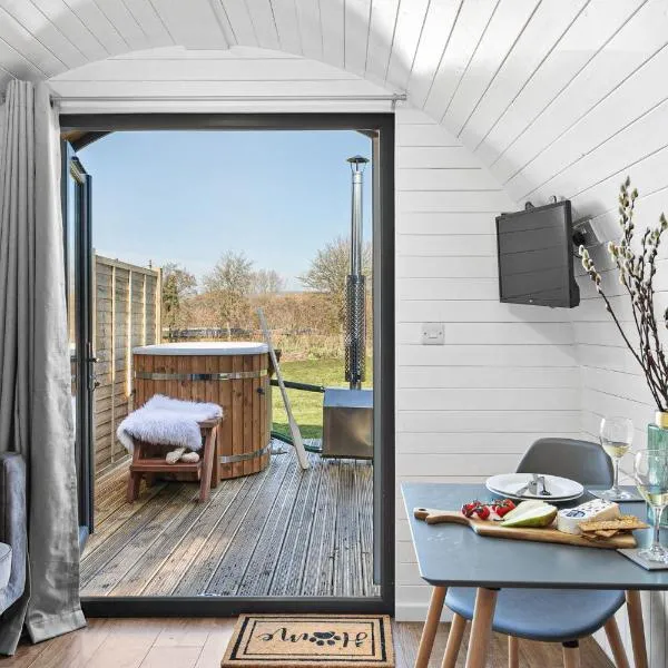 Bramley, Apple Tree Glamping, Nr Wells，位于韦尔斯的酒店