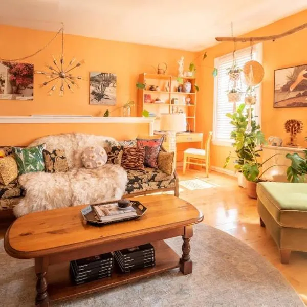 Postmodern Penthouse 1 Min Walk Dining and Shops，位于Winooski的酒店