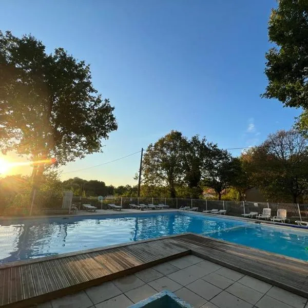 4-Gîte 4 personnes avec piscine，位于Saint-Aubin-de-Nabirat的酒店