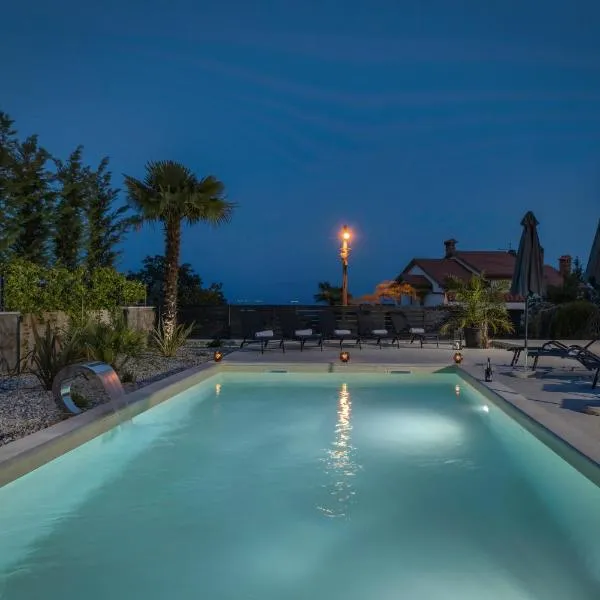 Piccola Villa Adriatic with a swimming pool, grill, children playground Opatija，位于莫什尼卡德拉加的酒店