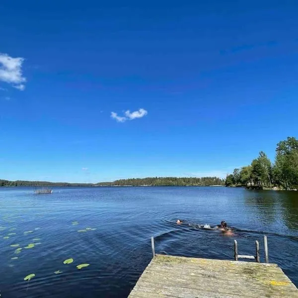 Stort hus med trädgård - sjötomt med egen båt，位于Västra Ryd的酒店