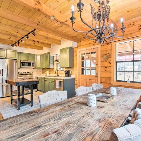 Charming Lake Sinclair Cabin Fire Pit, Dock，位于Sparta的酒店