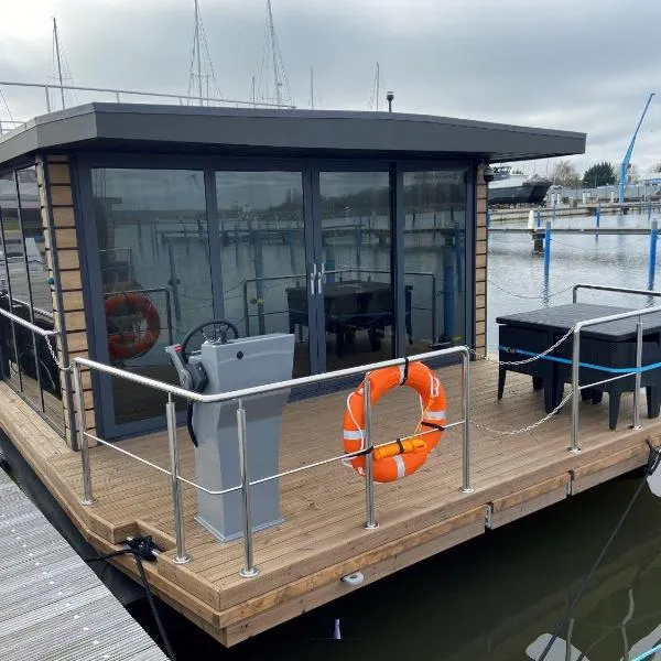 Hausboot Fjord Vineta mit Biosauna in Barth，位于巴特的酒店